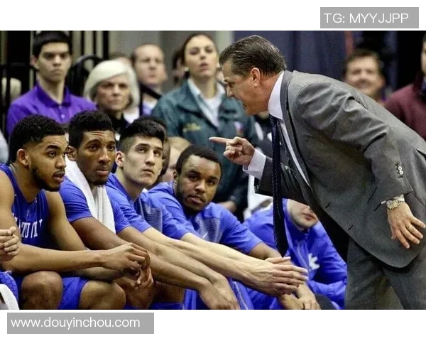 足球邓教练的执教哲学与球队成长之路探讨